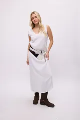 Vestido largo color turquesa, sin mangas y con escote en V. Presenta un detalle de faja asimétrica a rayas rojas y marrones en la cintura.