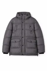 Campera puffer con capucha, color gris oscuro, con cierre frontal y botones a presión. Cuenta con dos bolsillos superiores con solapa y dos bolsillos inferiores amplios con solapa, además de puños elásticos.