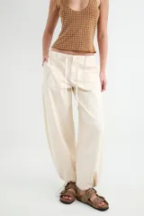 Pantalon cargo color beige de corte recto, con bolsillos laterales y cordón ajustable en la cintura.