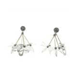 Par de caravanas colgantes plateadas con forma de abanico, hechas con lentejuelas y mostacillas plateadas. Se ajustan con clip.