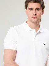 Remera polo salmón de corte regular, confeccionada en algodón. Presenta cuello clásico con botones y logo bordado en el pecho.