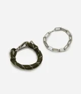 Kit de dos pulseras: una pulsera de cuerda verde militar con detalles blancos y cierre de mosquetón plateado, y una pulsera de cadena de eslabones ovalados plateados.