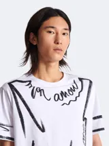 Remera blanca de algodón con estampado de letras en negro con la frase "mon amour" y "je t'aime" y el nombre de la marca Balmain.