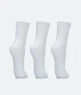 Kit de tres pares de medias deportivas blancas de caña media, con suela de toalla y tejido texturizado.