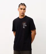 Remera negra de manga corta con cuello redondo y corte comfort, confeccionada en algodón. Presenta diversos estampados gráficos y lettering en estilo graffiti en la espalda.