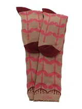 Calcetín largo hasta la rodilla color marrón con estampado de hojas en color rosado. Presenta borde superior con volados y logo de la marca, además de puntera y talón en color bordó.