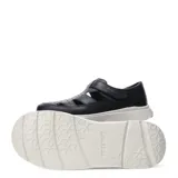 Sandalias de cuero color marrón con diseño calado en la parte superior, cierre de velcro lateral y suela de goma blanca.