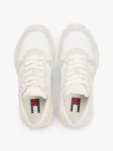 Zapatillas de estilo runner Tommy Jeans Cleated Runner Suede Mix, en color blanco y gris con suela track. Confeccionadas con una combinación de textil, gamuza y material sintético.