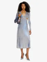 Vestido midi de manga larga, color gris con efecto metalizado azulado. Tiene escote en V cruzado y abertura cut-out en la cintura.