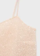 Top de fiesta con diseño recto y escote recto, confeccionado en tejido cubierto de lentejuelas brillantes.