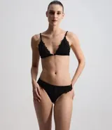 Conjunto de lencería color borgoña, compuesto por un corpiño triangular de encaje con breteles finos y un tanga de encaje con cintura elástica.