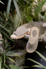 Sandalias bajas color beige con capellada ancha y suela track.