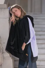 Canguro oversize negro con capucha y mangas largas.