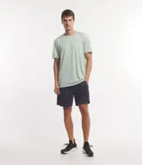 Bermuda deportiva azul marino con bolsillos laterales con cierre de cremallera y cintura elástica con cordón de ajuste.