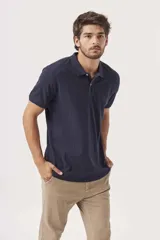 Pantalón chino color beige de corte recto.