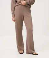 Pantalón recto color marrón topo confeccionado en tejido anarruga de corte holgado, con cintura elástica y bolsillos laterales.