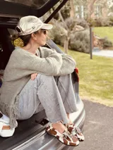 Gorro tipo cap de cuero color dorado con logo bordado en el frente.