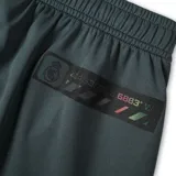 Short deportivo gris con el escudo del Real Madrid bordado en la pierna izquierda.
