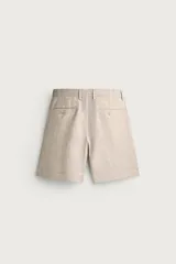 Bermuda regular fit azul marino confeccionada en lino, con bolsillos frontales, bolsillos traseros de doble vivo con botón y cierre frontal con cremallera y botón.