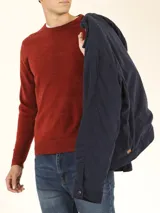 Sweater de tejido de punto color naranja melange, con cuello redondo y manga larga.