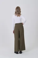 Pantalon de vestir de corte recto y tiro alto, confeccionado en poliéster. Presenta pinzas frontales y cierre con botones en la cintura.