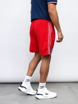 Bermuda deportiva roja con escudo del Club Nacional de Football y logo de Umbro.
