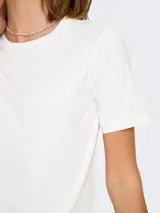 Remera negra de manga corta, cuello redondo y corte clásico.