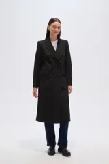 Tapado largo cruzado de poliéster, color negro con finas rayas verticales blancas (pinstripe). Presenta solapas anchas de muesca y doble botonadura.