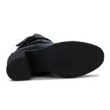 Botas de cuero sintético negro con caña baja, taco medio y hebillas decorativas.