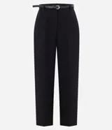 Pantalón de sastrería color bordó, de corte recto y largo midi, con cintura con pasadores y cierre frontal. Incluye un cinturón fino de poliuretano con hebilla metálica.