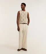 Musculosa de hombre color beige, confeccionada en tejido jacquard con textura cuadriculada. Tiene cuello redondo y corte regular.