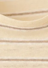 Remera de lino de corte recto y diseño a rayas horizontales finas, con cuello redondo y mangas cortas.