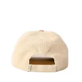 Gorra tipo dad cap confeccionada en pana, con diseño bicolor en tonos beige y marrón. Presenta una visera curva y un bordado frontal con la inscripción California.