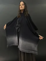 Chaleco tejido fino y suave 100% en lana Merino teñida con técnica Tie Dye.