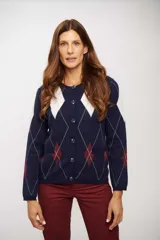Saco tipo cardigan de punto con diseño de rombos en colores azul, blanco y bordó. Presenta cuello redondo, cierre frontal con botones y bolsillos delanteros.
