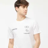 Remera blanca de mangas cortas con cuello redondo. Presenta estampados en el frente con la palabra "CONNECTION" y otros diseños gráficos.