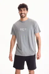 Bermuda deportiva sin friza color negro, con cintura elastizada y cordón ajustable. Corte semi baggy y suelto.