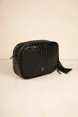 Cartera tipo bandolera de cuero sintético con diseño trenzado, cierre superior y detalle de borla lateral. Incluye correa ajustable y desmontable.