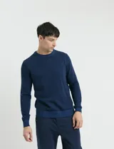 Sweater de punto en color azul, con cuello redondo y puños y ruedo acanalados.