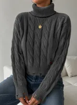 Sweater de punto con cuello alto, diseño de trenzas verticales y detalles de efecto desgastado en puños, ruedo y mangas.