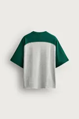 Camiseta relaxed fit de cuello redondo y mangas raglán cortas en contraste de color.