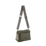 Bandolera Terrano color verde oliva, confeccionada en lona resistente. Cuenta con un compartimento principal con cierre, un bolsillo frontal con cierre y correa ajustable con logo grabado.