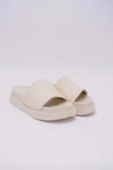 Sandalias negras de plataforma, veganas y amigables con el medio ambiente. Hechas con Piñatex, textil que busca suplantar el cuero animal, hecho a partir de las hojas del ananá.