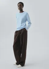 Jersey de punto fino con cuello redondo y manga larga, confeccionado en lana pura con diseño recto.