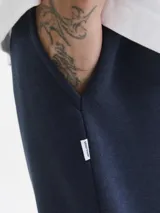 Pantalón de buzo azul marino de corte recto, con cintura elástica y bolsillos laterales.