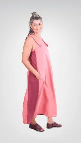 Vestido midi de lino y algodón color beige, de corte amplio y silueta acampanada, con tirantes anchos ajustables mediante botones, bolsillos laterales appliqués y paneles laterales con diseño de rayas.