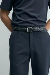 Pantalón chino de corte recto confeccionado en algodón, con bolsillos frontales, bolsillo cerillero y bolsillos traseros con botón.