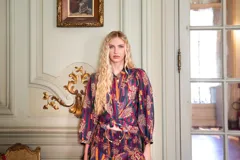 Camisa de algodón y seda con estampado multicolor, mangas abullonadas con puño y corte en canesú con fruncido.