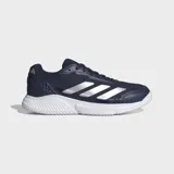 Championes de pádel Adidas Courtquick, color azul marino con las icónicas tres tiras en plateado y suela blanca. Presentan un diseño liviano con estructura estabilizadora, mediasuela Bounce flexible y acolchado Cloudfoam para mayor soporte y comodidad en movimientos rápidos.