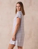 Camisón corto de tejido soft estampado, marca René Rofé. Tiene escote redondo con abertura y mangas cortas.